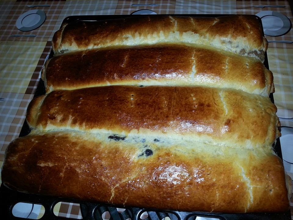 Ha a töltelék meleg, a bejgli sütés közben kireped, és nem lehet szépen szeletelni.
A kivajazott tepsiben még utoljára hagyjuk fél órát pihenni, majd kenjük meg a felvert tojással.
Szurkáljuk meg villával, majd süssük szép aranysárgára.
200 fokon egy óra alatt gyönyörűen megsül.