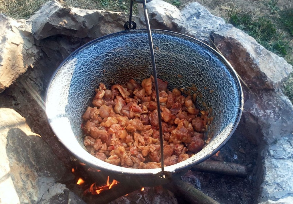 Miután felöntöttük a megfelelő mennyiségű vízzel a készülő csülökpörköltet, nincs más dolgunk, mint a bográcshoz megfelelő távolságra elhelyezkedni egy ülőalkalmatosságon, és kinyitni egy üveg száraz vörösbort, amiből majd a végén felhasználhatunk egy-két dl-t. Vigyázzunk, hogy a többi bor ne vesszen kárba, és lassan kortyolva fogyasszuk el. Ha nem bírjuk az italt, akkor kínáljuk meg a többieket is, vagy kérjünk meg valakit, hogy fejezze be az ételt.