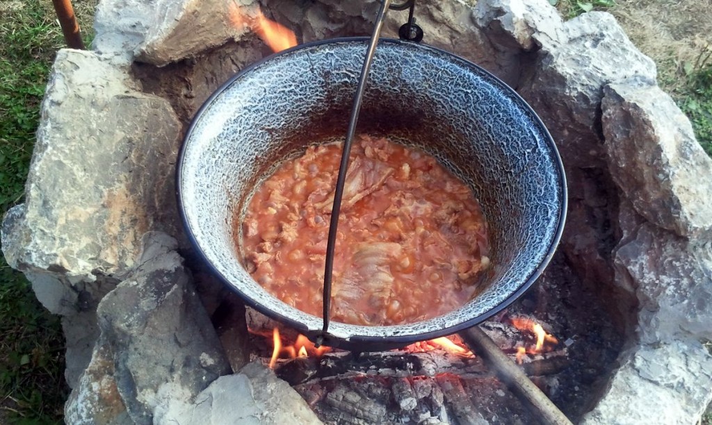Paradicsom? Meg lehetne kérdezni, hogy miért nem írtam a receptbe paradicsomot, amikor a legtöbb pörköltbe szokott lenni? Többször készítettem csülökpörköltet, és mindig folyamatosan kóstolgattam az ételt. Feltűnt, hogy ez az egyik olyan pörkölt, ami egyáltalán nem igényli a paradicsomot, sőt finomabb nélküle.