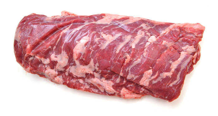 A húst csíkokra vágjuk és félretesszük. A füstölt szalonnát felkockázzuk, egy edénybe téve kiolvasztjuk, majd kiszedjük a szalonnát és félretesszük, majd később felhasználjuk valami máshoz..