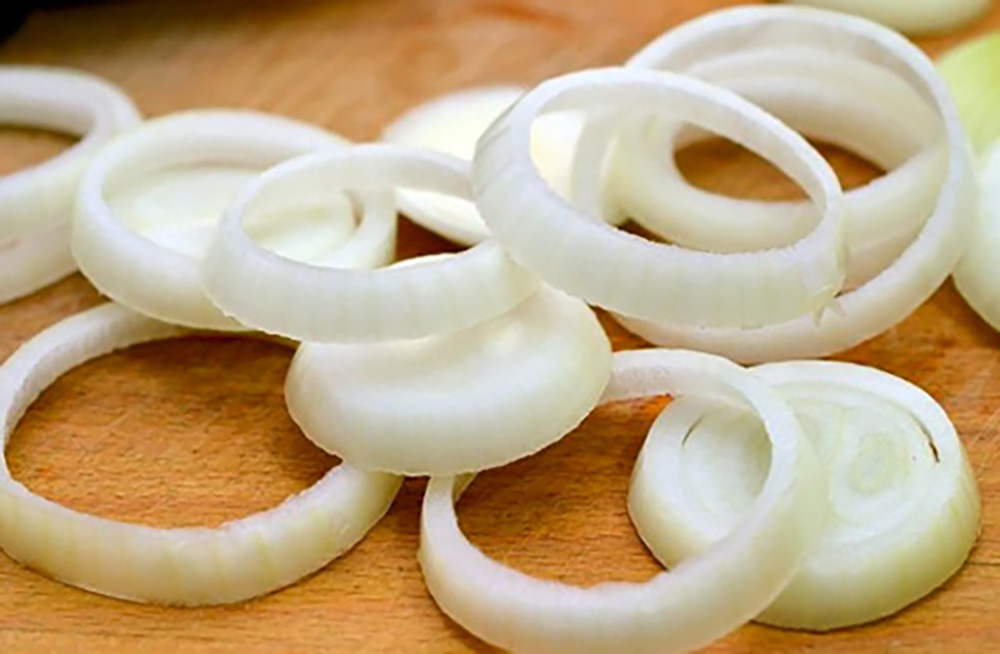 A vöröshagymát megtisztítjuk, karikára vágjuk, és alaposan besózzuk. Félretesszük.