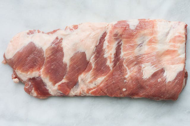 A húst felszúrjuk, lehetőleg, minél nagyobb zsebet csináljunk rajta. Megmossuk és a fűszerekkel alaposan beízesítjük. Félretesszük és közben elkészítjük a tölteléket.