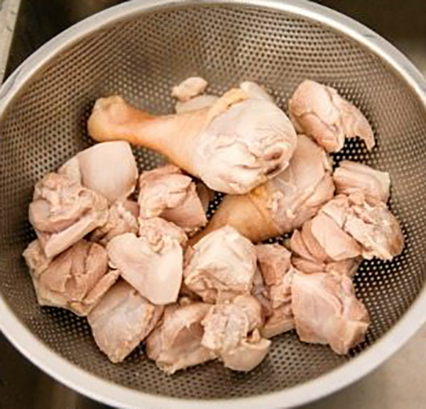 A csirkeaprólékot egészen kicsi darabokra aprítjuk, majd a
felforrósított kókuszolajon a húsdarabok mindkét oldalát átpirítjuk.