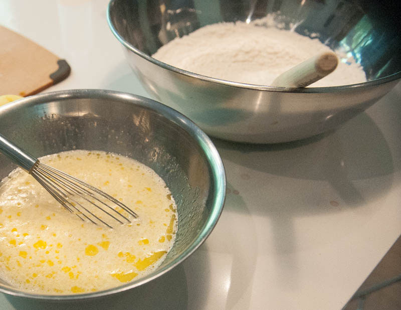 A tészta hozzávalóit a tej és liszt kivételével egy tálban összekeverjük, majd apránként, felváltva keverjük hozzá a lisztet és tejet is, melyből egy sima tésztát gyúrunk.