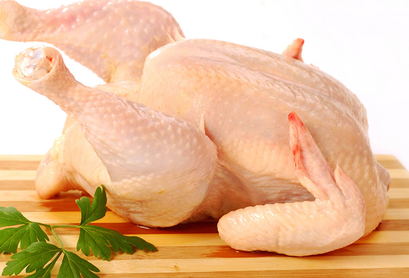 Egy nagyobb edényben felforrósítjuk a kókuszolajat, és megpirítjuk a csirkedarabokat minden oldalról, ha kész kiszedjük és félretesszük.