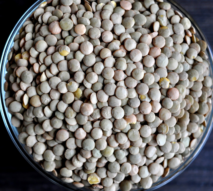 a szalonnát kis kockákra vágjuk, és egy edényben zsírjára sütjük, a szalonna bőrével együtt. A szalonnadarabokat és a bőrt beletesszük a levesbe, a megmaradt zsírból pedig majd a rántást készítünk.
A zsírt újból felmelegítjük, beletesszük a lisztet, és felhabzásig pirítjuk. Ha kihűlt, megszórjuk pirospaprikával, és jól összekavarjuk.