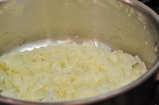 Megolvasztjuk a vajat egy lábasban és kevés cukorral meghintve megdinszteljük a hagymaszeleteket, amíg finoman barna lesz.