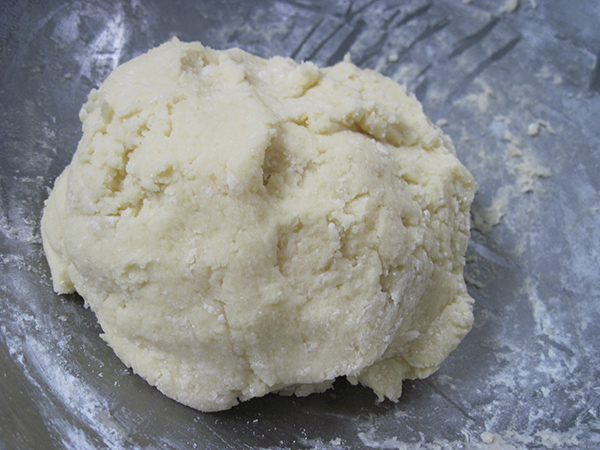 A gőzgombóc kelt tésztából készül. Az élesztőt megfuttatjuk a langyos tejben, amibe beletettük a cukrot előzőleg. Érdemes mikróba helyezni a keverékkel megtöltött bögrét. Amíg felfut, addig mérjük ki a többi hozzávalót. A lisztet készítsük egy tálba, a közepébe vájjunk egy lyukat, és ha felfutott az élesztő, abba töltsük.