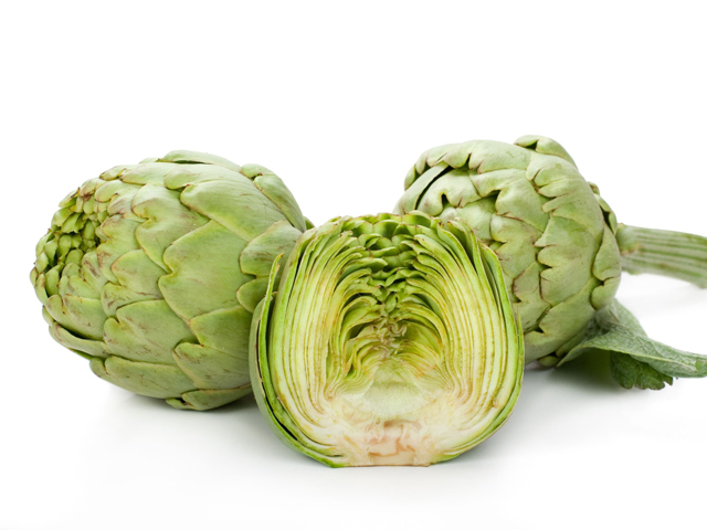 Az articsókát a külső rétegeitől megtisztítjuk. Ahol szép világos színű réteg már jó.