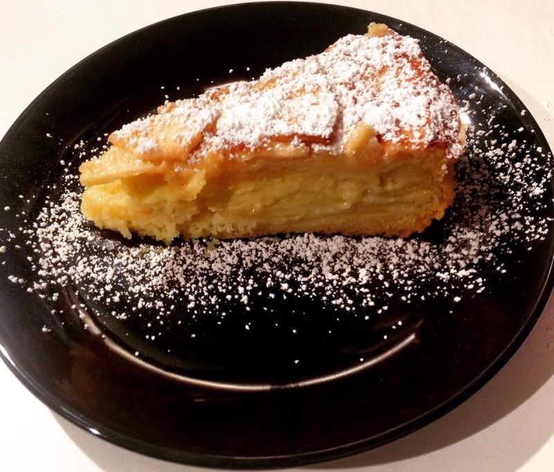 A pitét langyosan szokták fogyasztani, ha forró egy kanál vanília fagyival is fogyasztható együtt. Melegen és hidegen is finom.