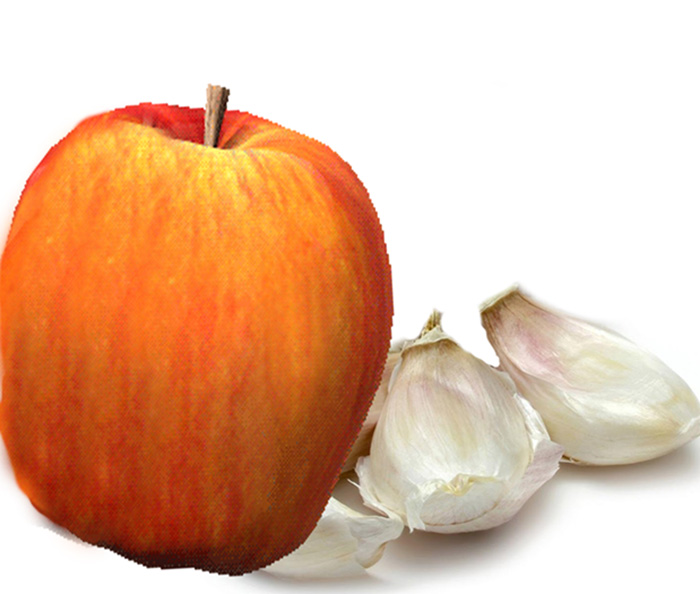 A sütőt melegítsük elő 150 fokra, és süsük a libát körülbelül három órán át. Közben többször forgasd át, a kisülő zsírból pedig óvatosan önts le. Amikor puha, és könnyen beleszalad egy hústű vagy hegyes kés, vegyük le róla a fóliát, és 200 fokon pirítsuk meg. Arra ügyeljünk, hogy ne süssük túl a húst, mert akkor kiszárad. Tálalás előtt 15-20 percig pihentesük.