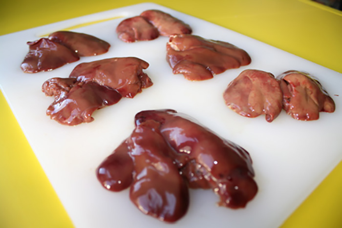 Másnap a csirkemájakat elkaparjuk, vöröshagymát, fokhagymát, petrezselyemzöldet, gombát apróra vágjuk.