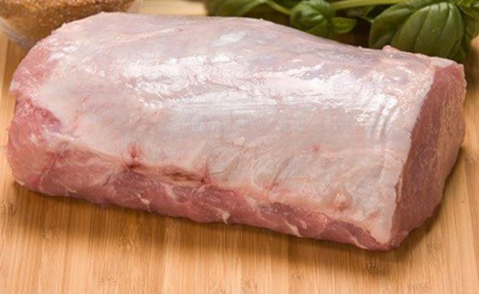 A hús közepébe hosszában lyukat szúrunk. Ebbe beledugjuk a kolbászt.