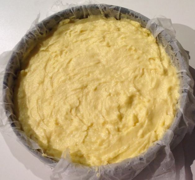 Keverjük össze a lisztet, a sütőport, sót, puha vajat, cukrot, tojást, reszelt citromhéjat, vanília kivonatot (vagy vaníliás cukrot). Fokozatosan adjuk hozzá a tejet és keverjük szép simára.