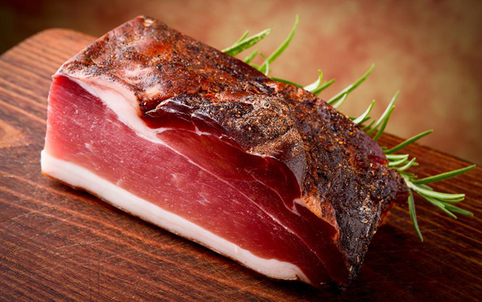 A lencsét beáztatjuk, jól lecsepegtetjük, és egy edénybe rakjuk, mellétesszük a sonkát. Felöntjük 2 l vízzel, majd beletesszük a babérlevelet, a zúzott fokhagymát.