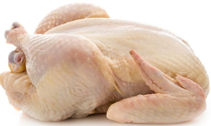 Előző nap a csirkét kívül-belül sóval, őrölt borssal bedörzsöljük.