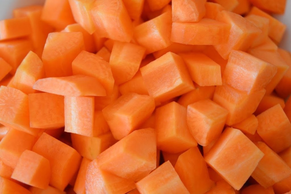 Együtt pirítjuk 2-3 percig – ha fokhagymakrémmel főzzük, azt elég csak most hozzáadni, majd a liszttel és a pirospaprikával meghintjük. Még 1 percig kevergetve pirítjuk, azután fölöntjök kb. 1,2 liter vízzel (még jobb, ha füstölt lével). Nagy lángon fölforraljuk, megsózzuk vagy ételízesítőt szórunk bele (kezdjünk 1 kiskanálnyival), megborsozzuk, a finomra vágott petrezselyemmel fűszerezzük. Kis rést hagyva lefedjük, majd kis lángon kb. 15 percig főzzük, akkor jó, ha a zöldségek éppen félpuhák lesznek.