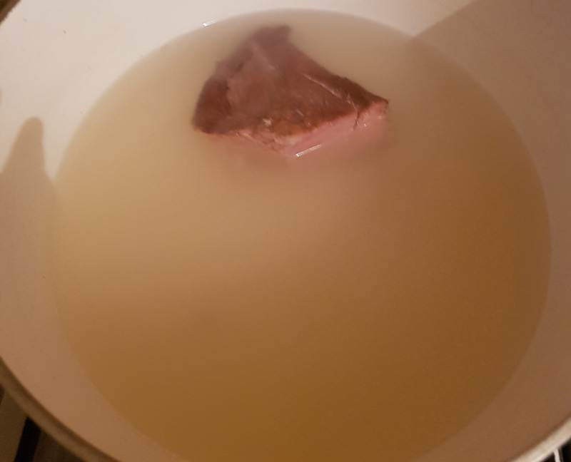 A sonkalevet felforraljuk, hozzáadjuk a hagymát, a sárgarépát, a petrezselymet és a zellert, majd puhára főzzük.