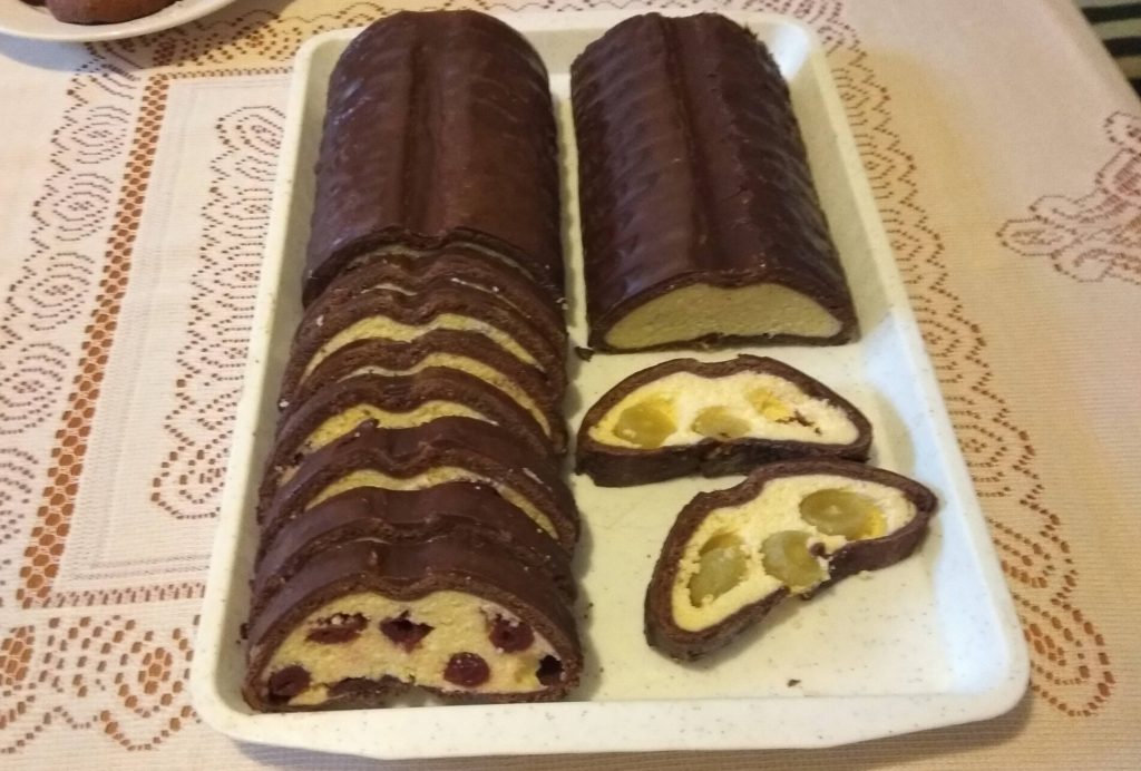 A csokimázhoz olvasszunk fel gőz fölött 10 dkg ét vagy tejcsokit, 3 evőkanál vajjal, margarinnal vagy étolajjal.