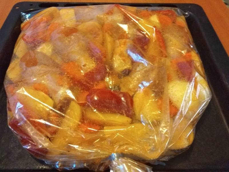 A hozzávalókat daraboljuk fel, ne túl apróra, majd tegyük egy tálba, szórjuk meg fűszerrel és keverjük össze. Ízlés szerint meglocsolhatjuk egy kevés zsiradékkal, de anélkül is el lehet készíteni. A húst érdemes néhány helyen bevagdalni és külön fűszerezni.