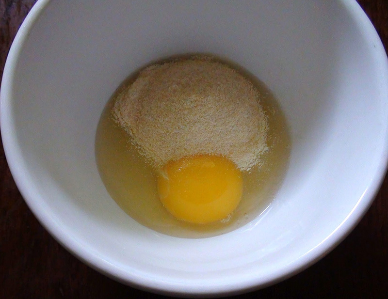 Ez alatt elkészítjük a grízgaluskát: tojásfehérjét felverjük, hozzáadjuk a sárgáját és annyi grízt, hogy galuska keménységű masszát nyerjünk. Egy lábosban enyhén sós vizet forralunk, és kanállal vagy villával galuskákat szaggatunk bele. Csendesen főzzük, közben kevés hideg vizet öntünk alá, hogy fékezzük a fövését, egész addig, amíg a grízszemek megduzzadnak és puhára fő a galuska. Ha kész, átszedjük a levesbe.