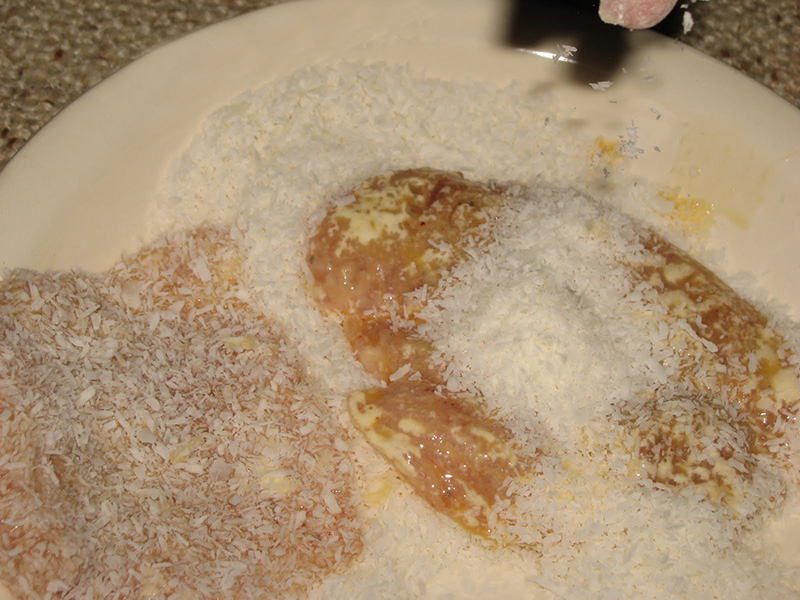 De a kezdőkkedvéért az alábbiakban lépésenként is bemutatom. Tehát, előbb a csirkemellet szép szeletekre vagy csíkokra vágjuk és sóval, fehérborossal fűszerezzük - klopfolni nem kell, mert annyira puha, hogy hamar átsül - majd egy-két órát érleljük a fűszerekkel. Ezután lisztbe forgatjuk.