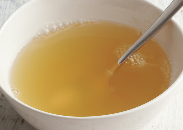 Ezután a hideg tejjel vagy levessel turmixoljuk, újra a tűzre tesszük. A lisztet a tejszínnel vagy a tejföllel és egy kevés hideg vízzel simára keverjük. A tejes hagymapürét ezzel sűrítjük, vagyis kevergetve kb. 2 percig forraljuk, ezalatt besűrűsödik. Közben megsózzuk, megborsozzuk, a présen áttört fokhagymával ízesítjük.