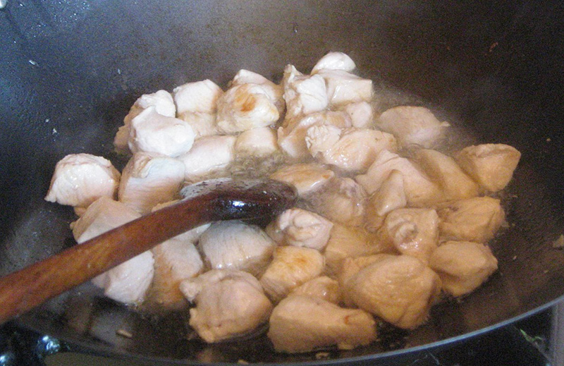 Tehát a csirkemellet megmossuk és jó nagy kockára vágjuk, szűrőbe téve alaposan lecsöpögtetjük a vizét, majd a wokban hevített olajban addig pirítjuk, míg teljesen kifehéredik.