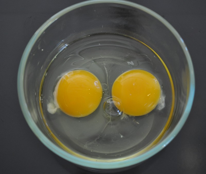 Ahogy a spenótba, így ebbe is tehetünk tojást: 2-3 tojást villával fölverünk, és a kész főzelékbe keverjük, mielőtt azt a tűzről lehúznánk.