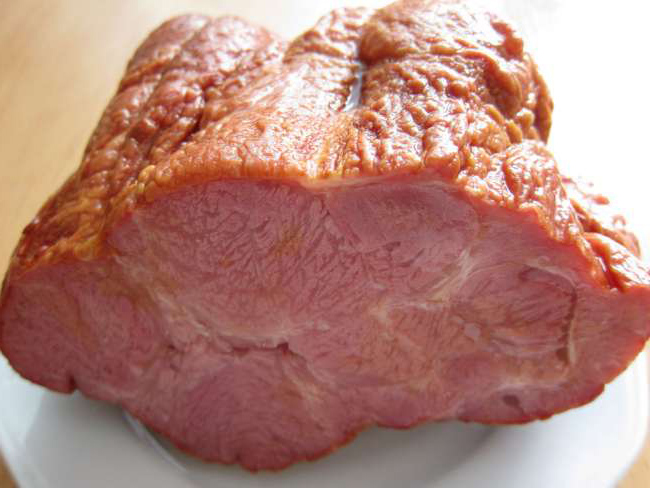 Egy fazékban az olajat kissé megforrósítjuk, majd a hagymát 7-8 perc alatt megfuttatjuk rajta. A fokhagymával további fél percig pirítjuk, majd rádobjuk a kétféle répát. A babérlevéllel fűszerezzük, azután hozzáadjuk a kb. 1 centis kockákra vágott tarját is.