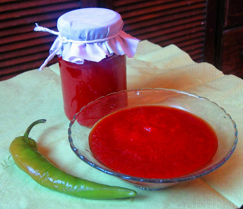 A gulyáskrémet egy salátástálba tesszük, hozzáadjuk a paradicsomlevet, a borsot és a mézet, majd habverővel alaposan összedolgozzuk.