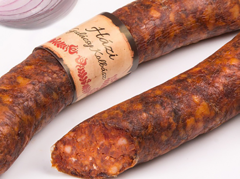 A zöldségeket megpucoljuk és kockára vágjuk; a tárkonyt finomra aprítjuk; a kolbászt felkarikázzuk.