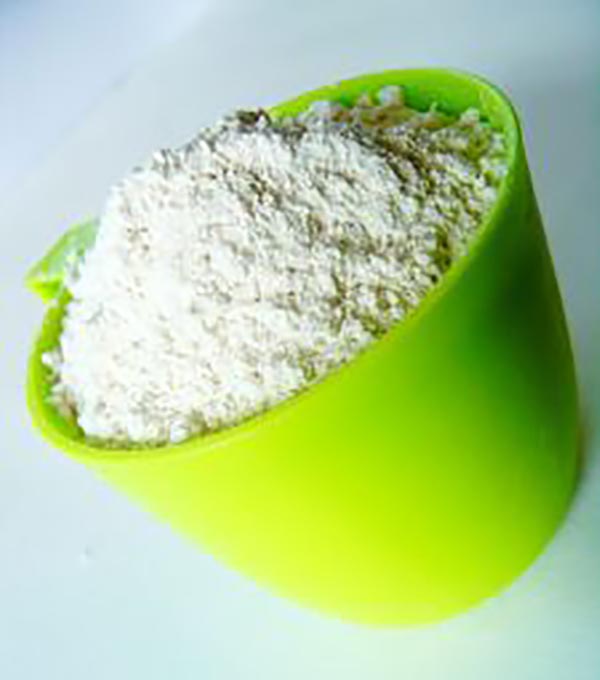 A tésztához a vizet egy kisebb lábasba öntjük, a vajat (margarint) és a kakaót hozzáadjuk, kevergetve felforraljuk, majd a tűzről lehúzzuk. A lisztet a cukorral és a szódabikarbónával összeforgatjuk, az előzőekhez keverjük. Ezután kerül bele a joghurt, a tojás és a vaníliás cukor.