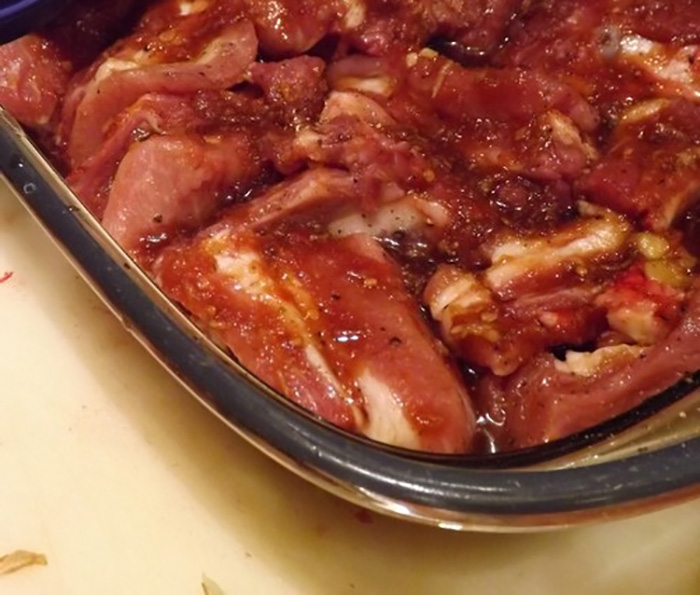 Ezt követően tepsibe rakjuk s forró sütőben 40 perc alatt pirosra sütjük. Főtt burgonyával tálaljuk.