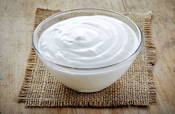 A végén tesszük bele a finomra vágott fokhagymát, illetve a tejfölt, amit kevés forró levessel elkavartunk. Tálaláskor tejfölt, ecetet és borsot teszünk az asztalra.