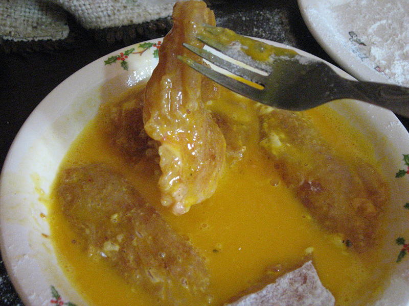 Lényegében ugyanúgy járunk el, mint a közönséges rántott hús esetében, annyi különbséggel, hogy a tojás után nem zsemlemorzsába forgatjuk, hanem kókuszreszelékbe, illetve durvára tört dióba.