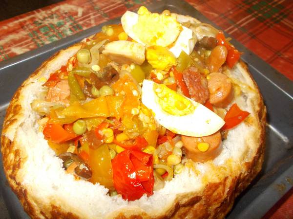 Amikor a levét jól elfőtte, paradicsom kerül bele, majd sózom,borsozom. Miután összefőtt megy hozzá a zöldborsó és kukorica amit előtte sóz vízbe előfőztem, vagy konzerv is mehet, illetve a füstölt kolbász vagy éppen amilyen van.