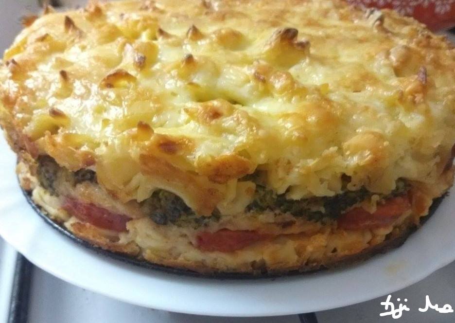 A brokkolit rózsáira szedem, és sós vízben roppanósra főzöm. A tejfölt elkeverem a tojással. A tortaformát vagy közepes méretű tepsit beolajozom és behintem morzsával.