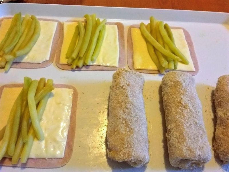 A zöldbabot mosás és tisztítás után enyhén sós vízben, egészben félig megfőzzük. Ha kész, akkor egy szűrőtálban jól lecsepegtetjük és kihűtjük.