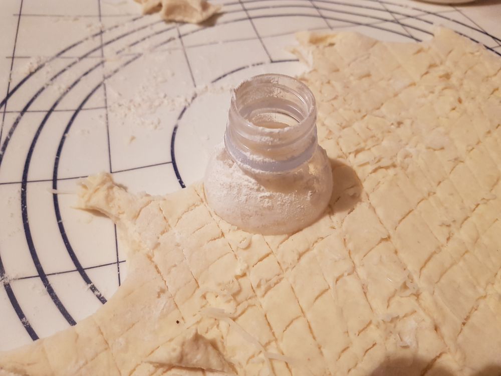 Nem kell se dagasztani, se keleszteni. Kb. ujjnyi vastagra nyújtjuk, apró pogácsaszaggatóval szaggatjuk.