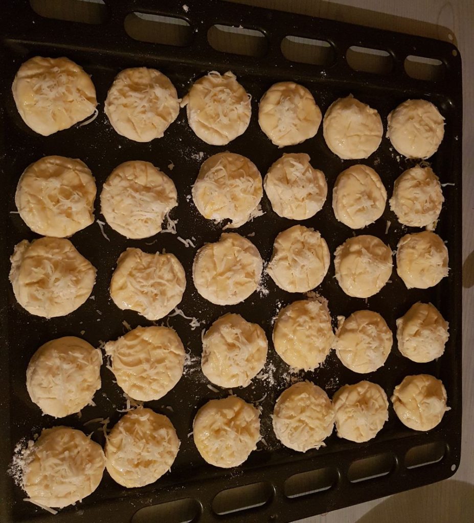 A tetejét tojás sárgájával megkenjük, és egy csipet sajtot teszünk rá.