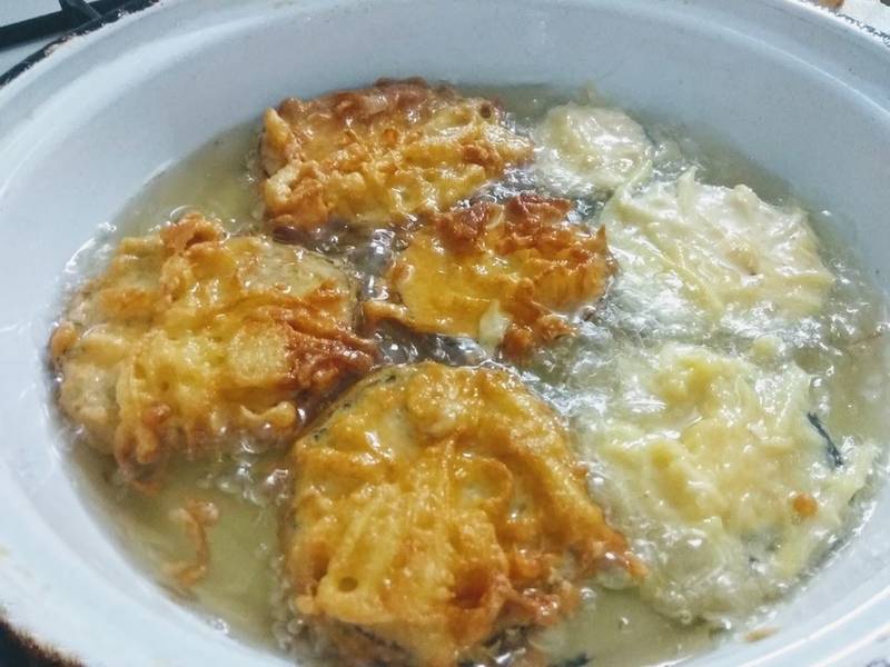 A lisztből, tojásból, reszelt burgonyából a fokhagymával, sóval, borssal, tejjel sűrű palacsinta tésztát keverünk.