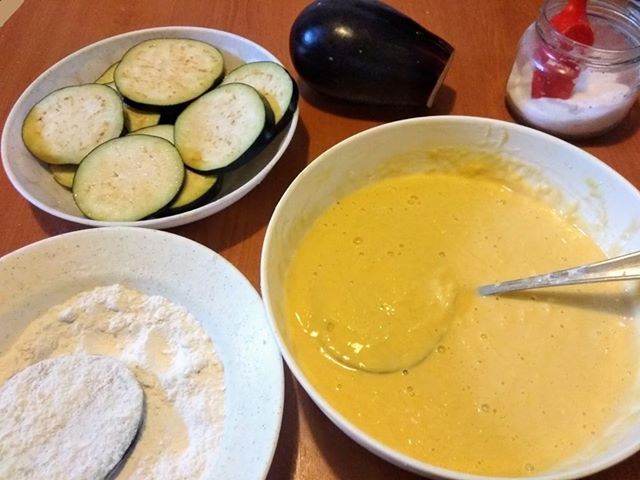 A padlizsánokat megmossuk, felkarikázzuk és megsózzuk. A burgonyát meghámozzuk, lereszeljük.