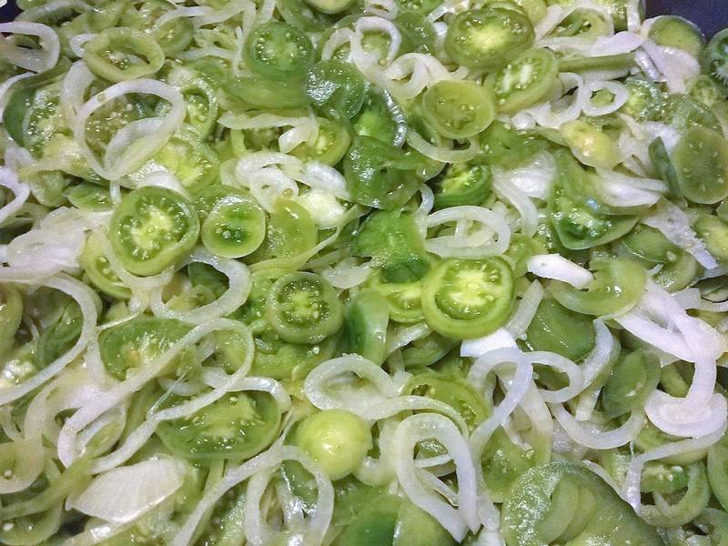 A paradicsomot és a hagymát fél cm karikákra vágjuk.
Nagy tálba helyezzük, és megsózzuk. (1 kg anyagra 3 dkg só)
Így hagyjuk állni 24 óráig, párszor átkeverhetjük.