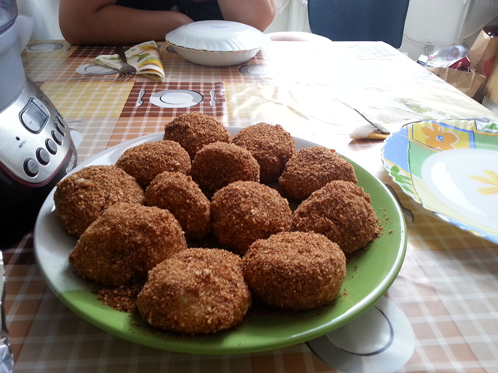 Ízlés szerint porcukorral díszítve tálalhatjuk az elkészült Nutellás gombócot.