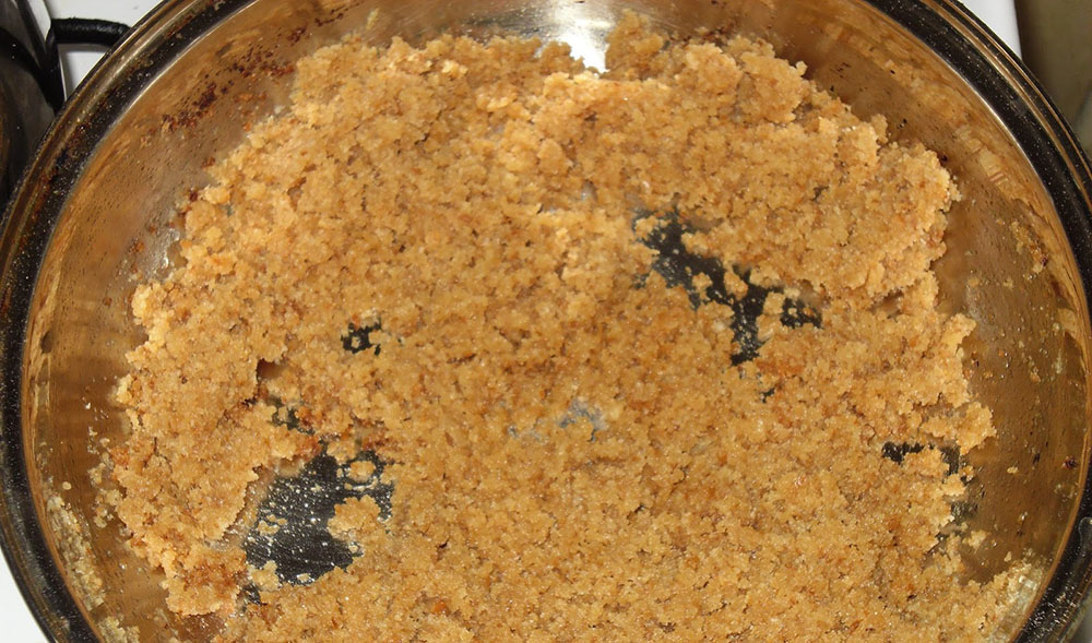 Lobogó, forró vízben megfőzzük a gombócokat kb. 10 perc alatt. Amíg fel nem jönnek a víz tetejére, időnként óvatosan mozgassuk át őket egy fakanállal, nehogy leragadjanak az edény aljára. Amikor feljöttek a víz tetejére, még kb. 3-4 percig főzzük őket, majd egy szűrő kanál segítségével emeljük ki a vízből. A megfőzött gombócokat megforgatjuk a pirított zsemlemorzsába.