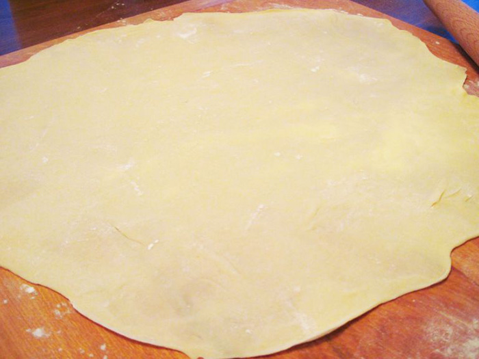 A tésztát lisztezett felületen kinyújtjuk, majd kb. 10x10 cm-es darabokra vágjuk. Mindegyik tésztadarabra teszünk egy adag Nutellát, majd a széleit összecsípjük és gombócokat formázunk belőlük. A Nutellát érdemes a főzés előtti este betenni a hűtőbe, hogy ne legyen folyós. Így könnyebben tudunk vele dolgozni.