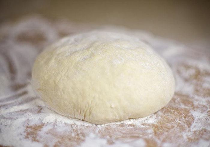 Amikor a burgonya kihűlt, hozzáadjuk a vajat, a lisztet és a sót, majd alaposan összegyúrjuk. Lágy, jól kezelhető tésztát kell kapnunk. Ha túl ragacsosnak érezzük, tehetünk még bele lisztet.