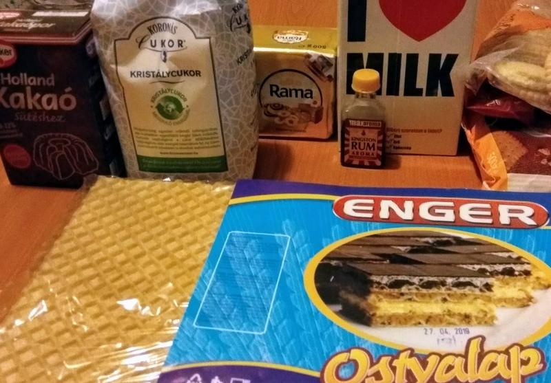 A keksz felét ledarálom, a másik felét széttördelem nagyobb darabokra.