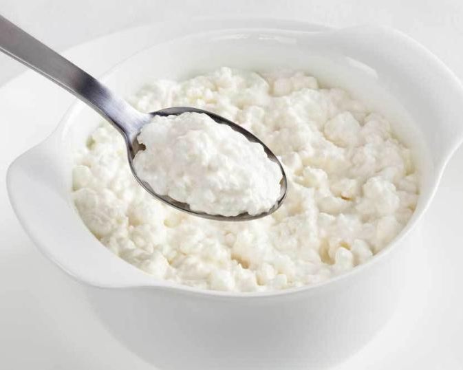 A kétféle túrót a vajjal és tejföllel egy tálban habosra kavarjuk és sózzuk, ezúttal pirospaprikát nem teszünk bele, mert éppen elég piros a kápia paprika meg a paradicsom.